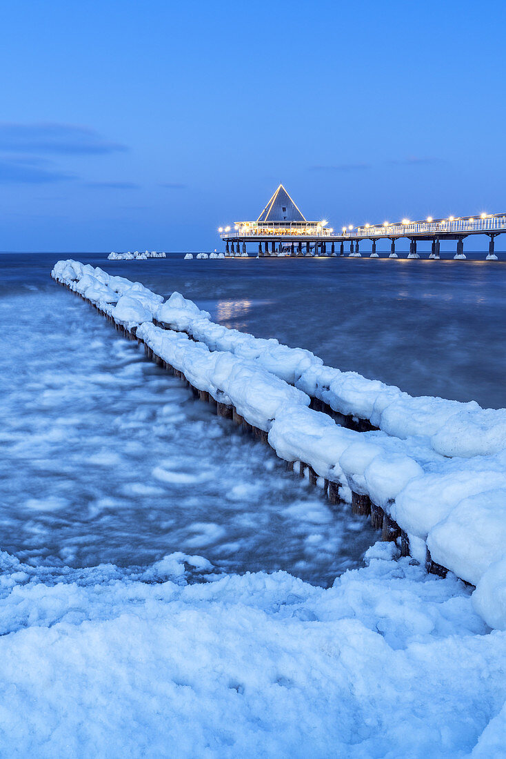 Eisige Buhne mit Seebrücke im Ostseebad Heringsdorf, Insel Usedom, Ostseeküste, Mecklenburg-Vorpommern, Norddeutschland