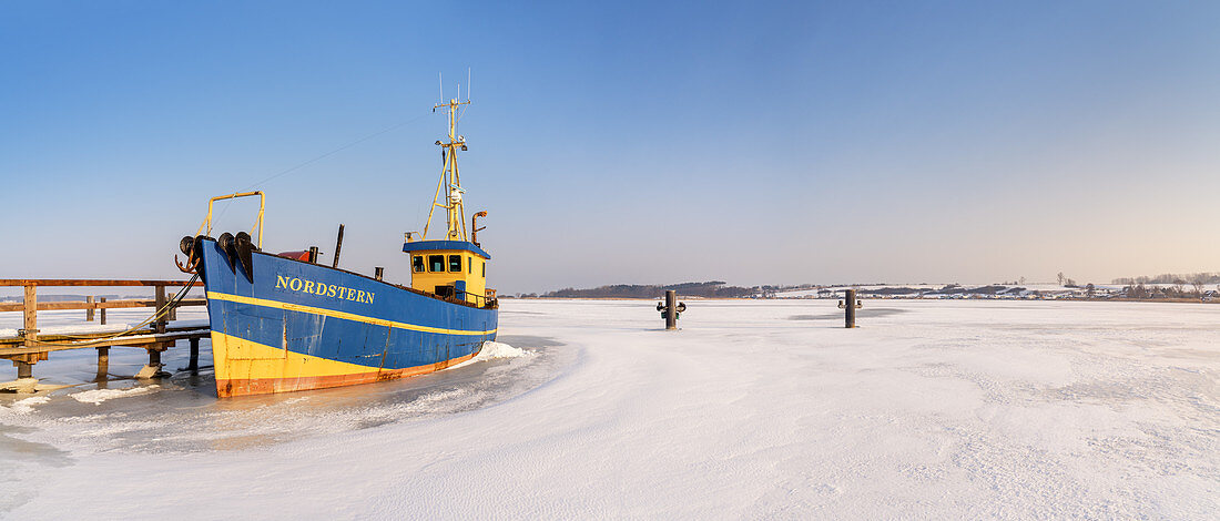 Eisiges Achterwasser mit Fischkutter Nordstern bei Neppermin, Insel Usedom, Ostseeküste, Mecklenburg-Vorpommern, Norddeutschland