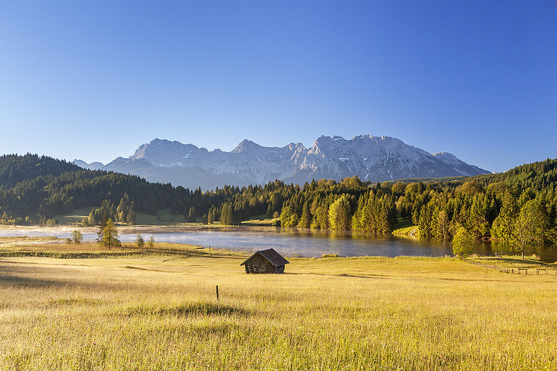 Morgenstimmung am Geroldsee vor dem Karwendelgebirge, Gerold, Krün, bei Mittenwald, Oberbayern, Bayern