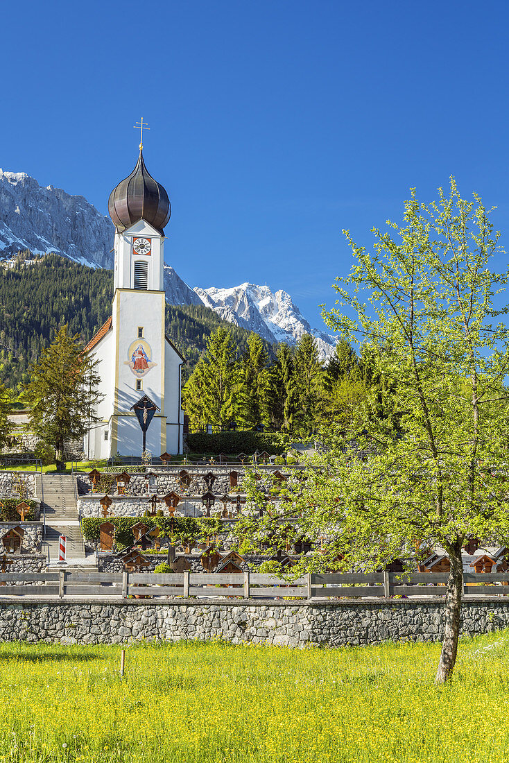 Kirche von Grainau vor Zugspitzmassiv mit Zugspitze, Werdenfelser Land, Oberbayern, Bayern
