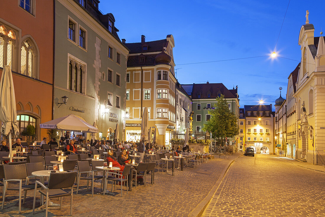Cafes auf dem Domplatz in der Altstadt, Regensburg, Oberpfalz, Bayern