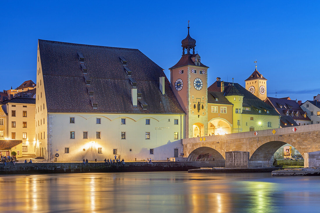 Salzstadel, Brückenturm und Steinerne Brücke an der Donau, Regensburg, Oberpfalz, Bayern