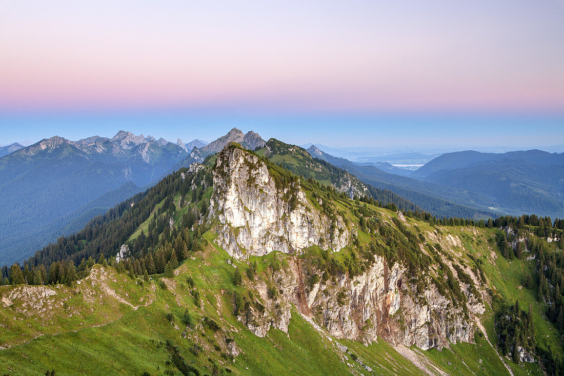 Blick vom Teufelstättkopf auf das Laubeneck in den Ammergauer Alpen, Oberammergau, Oberbayern, Bayern