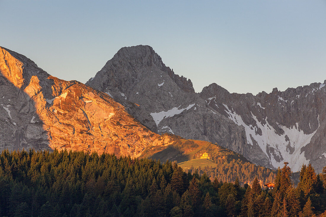 Blick auf den Oberreintalschrofen oberhalb vom Schachen im Wettersteingebirge, Garmisch-Partenkirchen, Werdenfelser Land, Oberbayern, Bayern