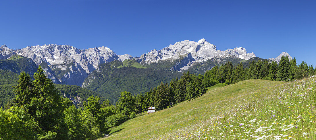 Blick auf die Alpspitze und Zugspitze im Wettersteingebirge, Garmisch-Partenkirchen, Werdenfelser Land, Oberbayern, Bayern