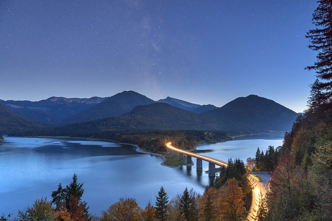 Brücke über den Sylvensteinstausee bei Nacht, Fall, Lenggries, Tölzer Land, Oberbayern, Bayern, Deutschland