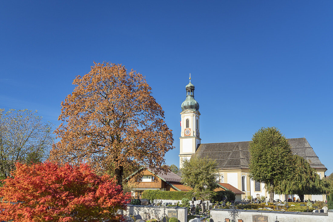 Parish church St. Jakob in Lenggries in autumn, Tölzer Land, Upper Bavaria, Bavaria, Germany