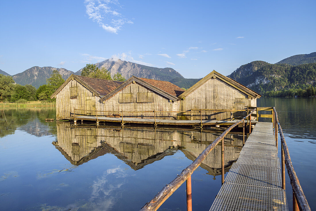 Boathouses on the Kochelsee in front of the Jochberg in the Bavarian Prealps, Schlehdorf, Tölzer Land, Upper Bavaria, Bavaria, Germany