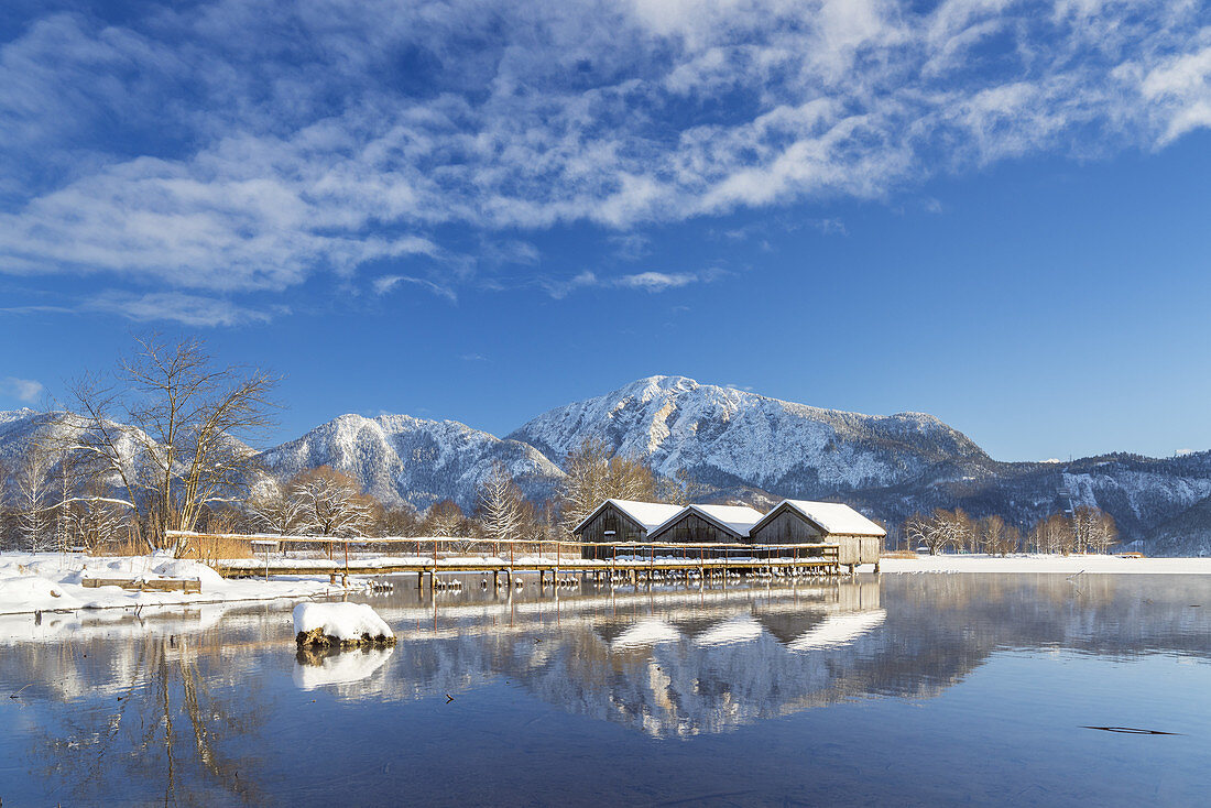 Bootshütten am Kochelsee vor dem Jochberg, Schlehdorf, Tölzer Land, Oberbayern, Bayern, Deutschland