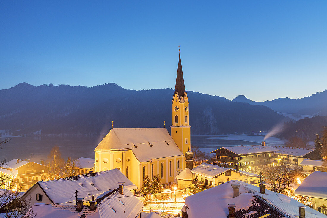 Blick auf Pfarrkirche St. Sixtus in Schliersee am Schliersee und die Schlierseer Berge, Oberbayern, Bayern, Deutschland