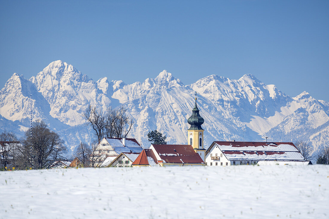 Pfarrkirche St. Jakob in Wildsteig vor den Tannheimer Bergen, Oberbayern, Bayern, Deutschland