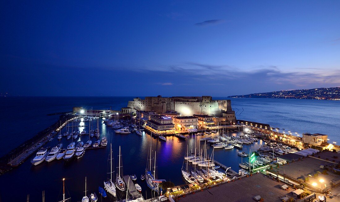 Abendlicher Blick aufs Castel dell Ovo und den Golf von Neapel, Neapel in Kampanien, Italien