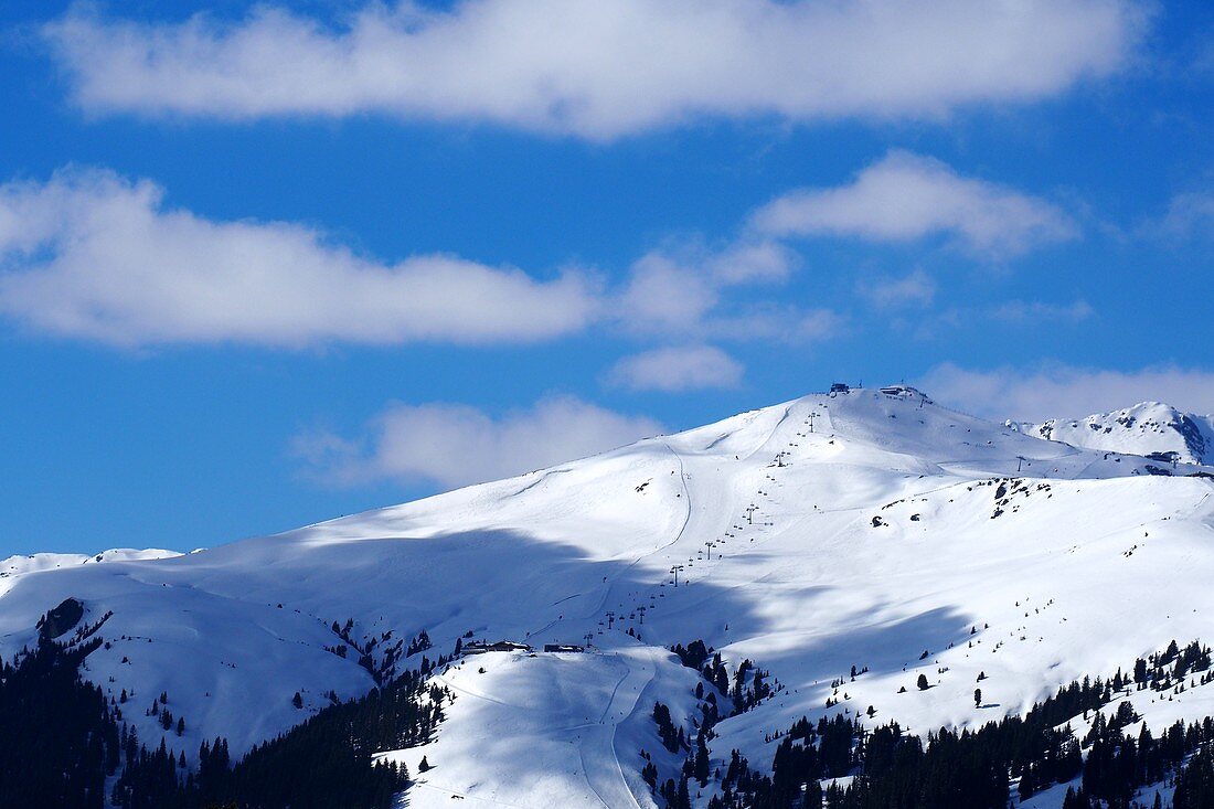 Blick auf das Skigebiet Königsleiten, Hochkrimml, Zillertalarena am Gerlospass, Winter im Salzburger Land, Österreich
