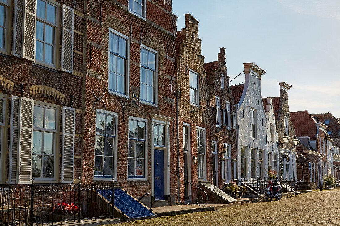 Alte Häuser am Kaai in Veere, Veerse Meer, Halbinsel Walcheren, Provinz Zeeland, Niederlande, Holland 