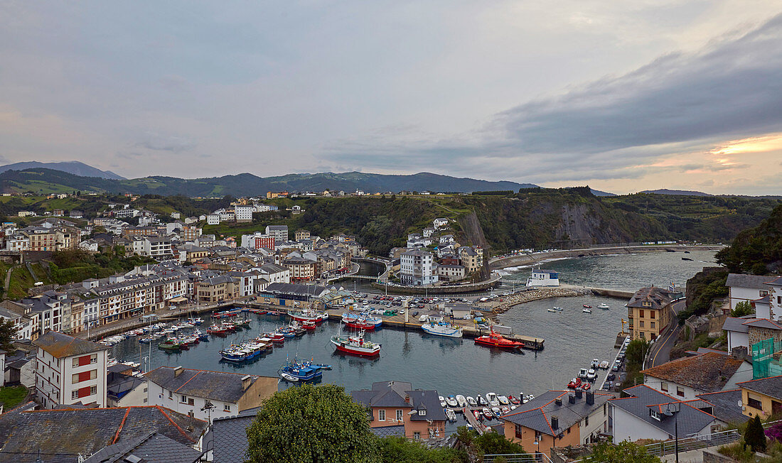 Blick über den Hafen von Luarca, Asturien, Spanien, Europa 