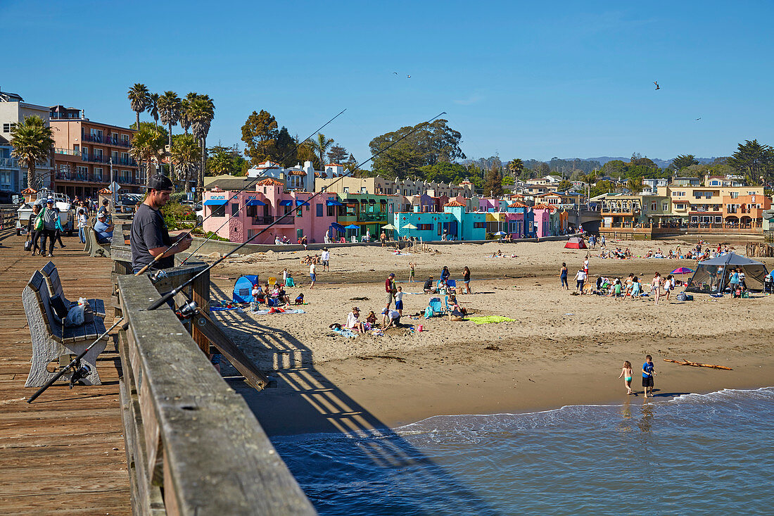 Blick vom Steg in Capitola auf Strand und Ort, Kalifornien, USA 