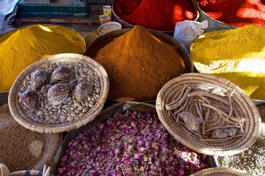 Farbige Gewürze, Pulver, getrocknete Rosen und Muscheln auf dem Markt in Rissani, Tafilalet, Marokko