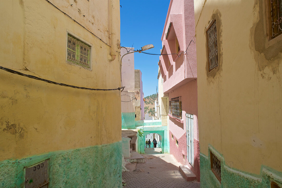 Bunte Häuser in einer Gasse im Pilgerort Moulay Idriss, Marokko
