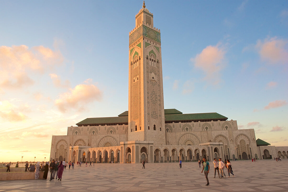 Hassan II. Moschee bei Sonnenuntergang mit Wolken und blauem Himmel, Casablanca, Marokko