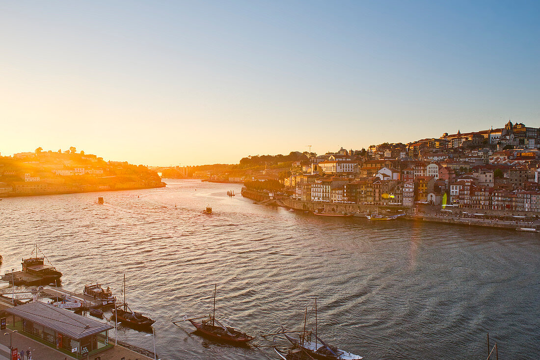 Blick über den Douro von Vila Nova de Gaia zum Cais da Ribeira, Porto, Portugal