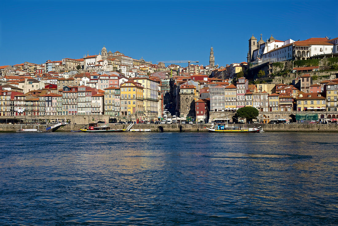 Blick über den Douro von Vila Nova de Gaia zum Cais da Ribeira, Porto, Portugal