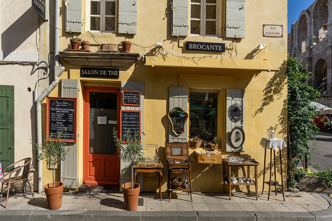 Teestube, Café, Antiquitätengeschäft in der Rue Voltaire, Arles, Provence, Frankreich