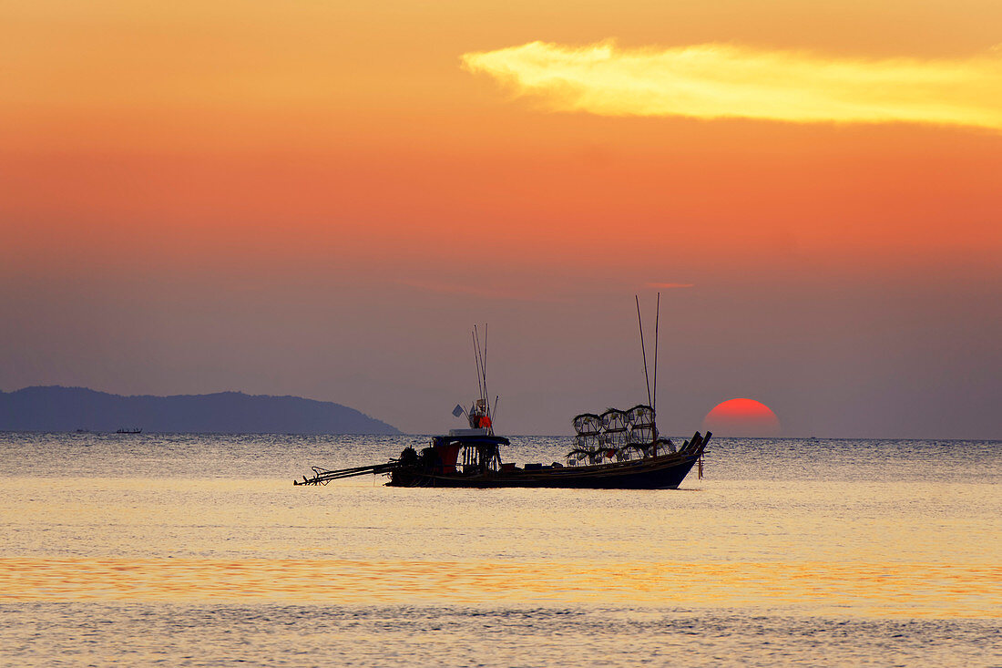 Sonnenuntergang am Buffalo Bay, Fischerboot, Koh Phayam, Thailand