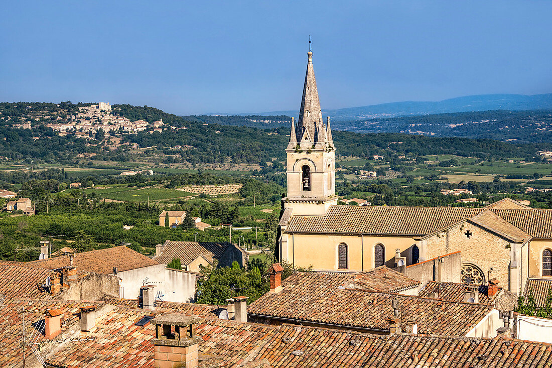 Église neuve, Neue Kirche von Bonnieux, im Hintergrund Lacoste, Luberon, Provence, Provence-Alpes-Côte d’Azur, Frankreich 