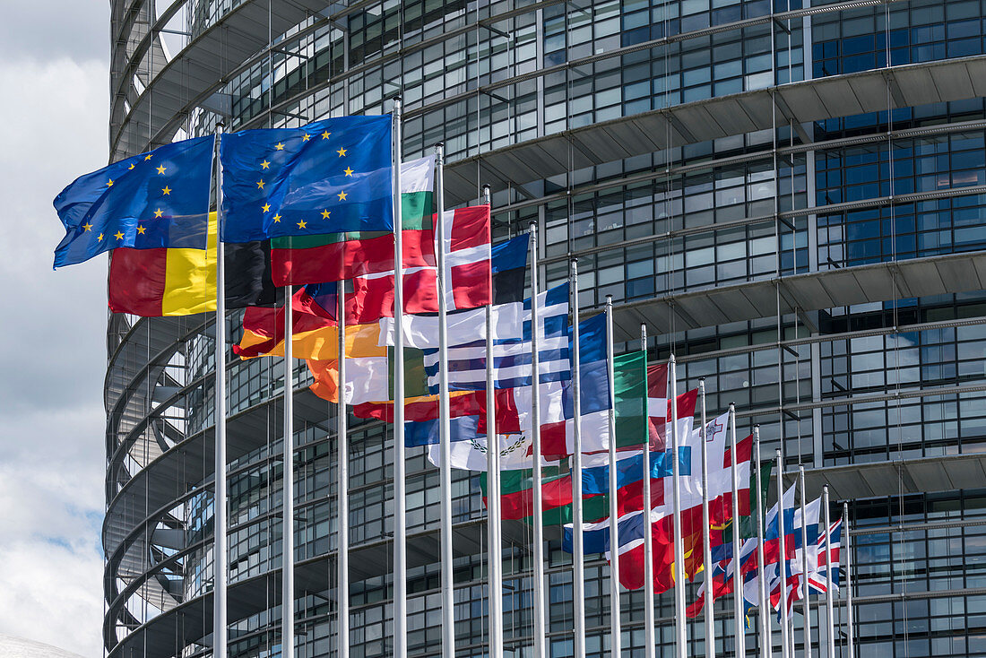 Nationalflaggen der europäischen Nationen vor dem EU Parlament in Straßburg 