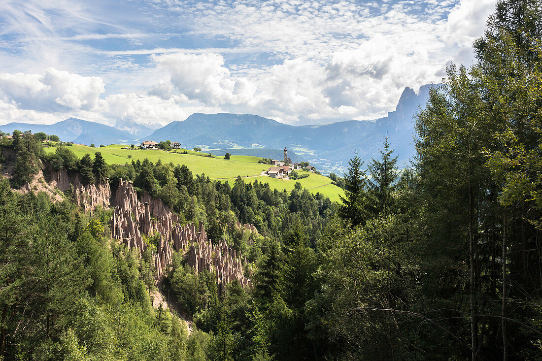 Die Erdpyramiden in Lengmoos, Ritten in Südtirol, die wie Nadeln aus der Landschaft ragen