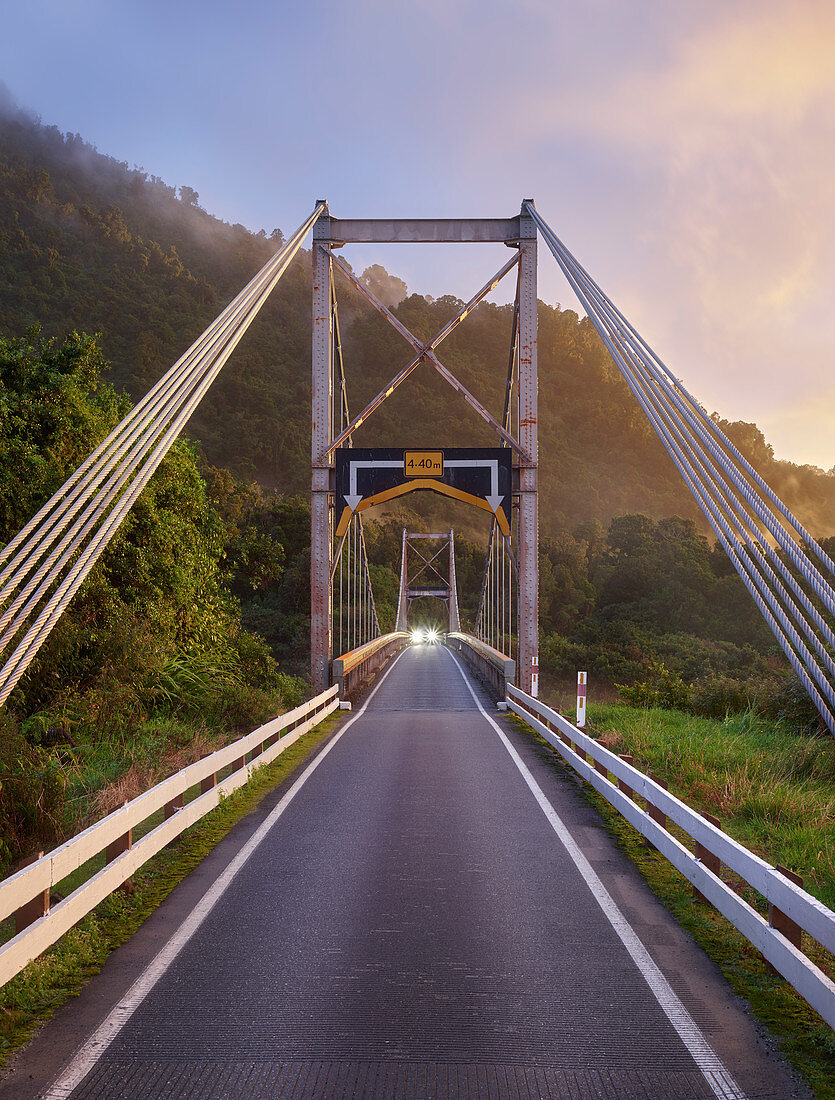 Brücke über den Fox River nahe Fox Glacier, Südinsel, Neuseeland, Ozeanien