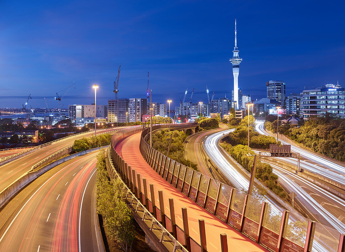 Blick von der Hopetoun Street, Sky Tower, Auckland, Nordinsel, Neuseeland, Ozeanien
