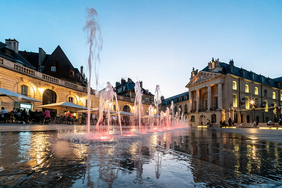 Wasserfontänen auf der Place de la Liberation in Dijon, Herzogspalast, Côte d Or, Burgund, Frankreich