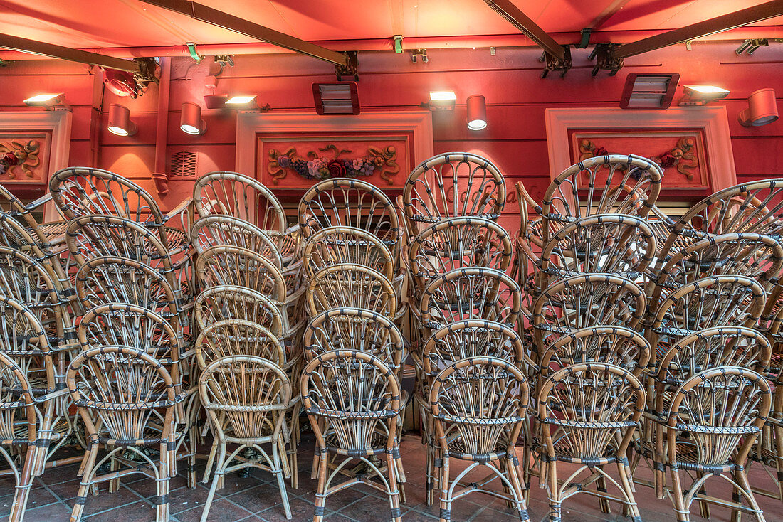 Bistro Stühle des Restaurants Les Ponchettes, Place Charles Felix, Nizza, Côte d Azur Frankreich