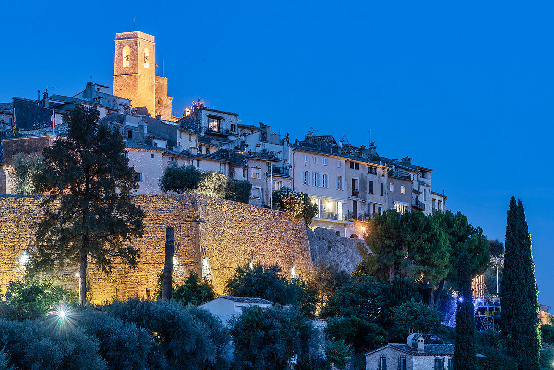 Mittelalterliches Dorf Saint-Paul-de-Vence zur blauen Stunde, Alpes-Maritimes, Provence-Alpes-Côte d’Azur