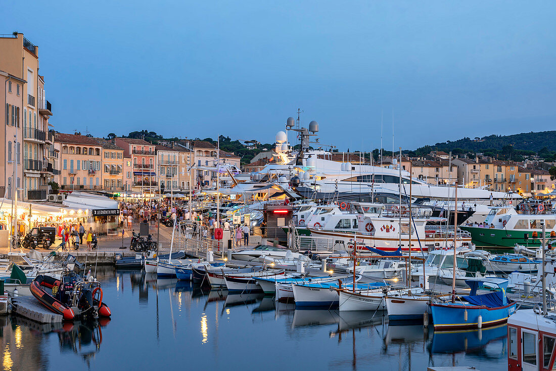 Fischerboote und Luxusyachten im Hafen von St. Tropez, Var, Côte d'Azur, Südfrankreich, Frankreich