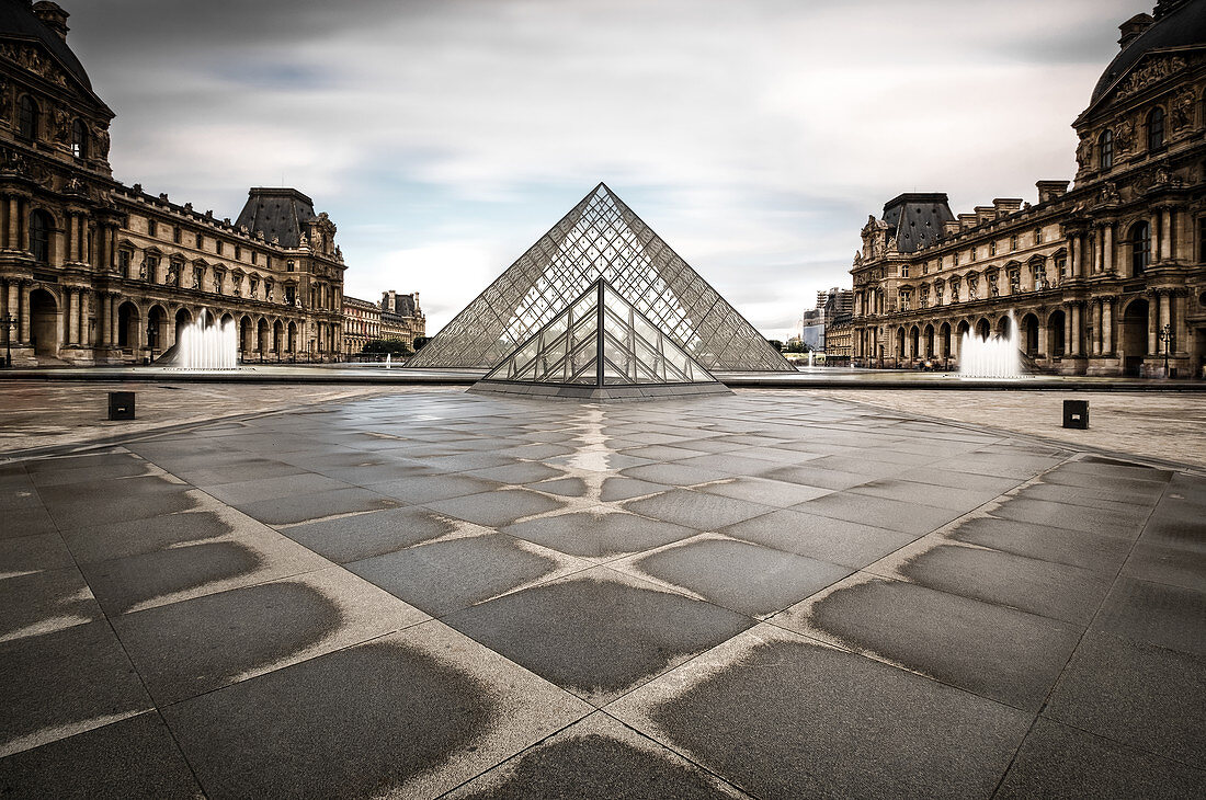 Innenhof des Louvre mit Blick auf die gläserne Pyramide nach dem Regen, Paris, Île-de-france, Frankreich