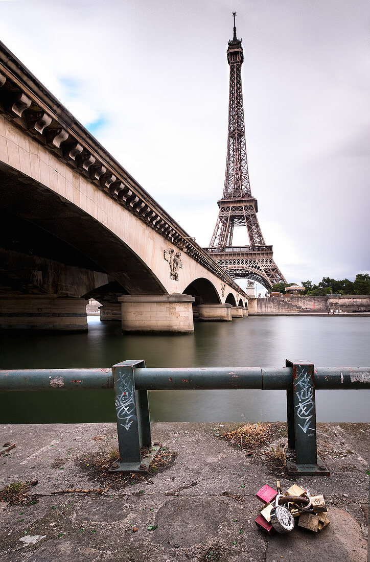 Eiffelturm und Pont d’Iéna, Ufer der Seine mit Liebesschlössern, Paris, Île-de-france, Frankreich