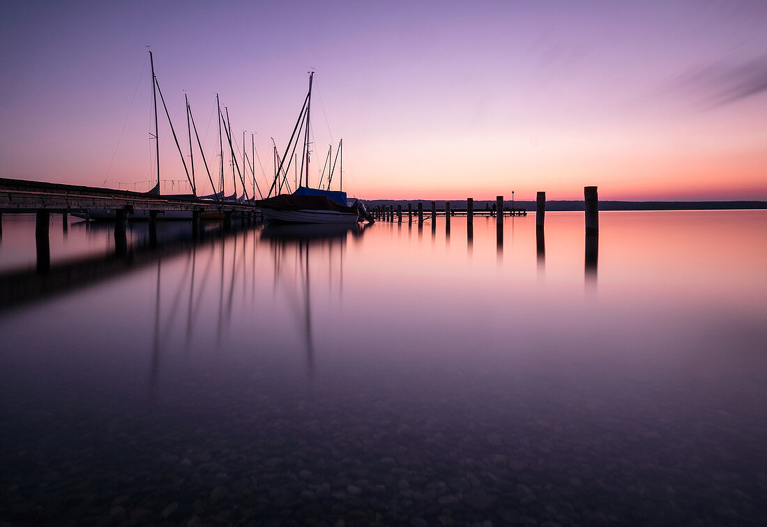 Anlegesteg mit Segelbooten bei Sonnenuntergang, Ammersee, Voralpenland, Bayern, Deutschland