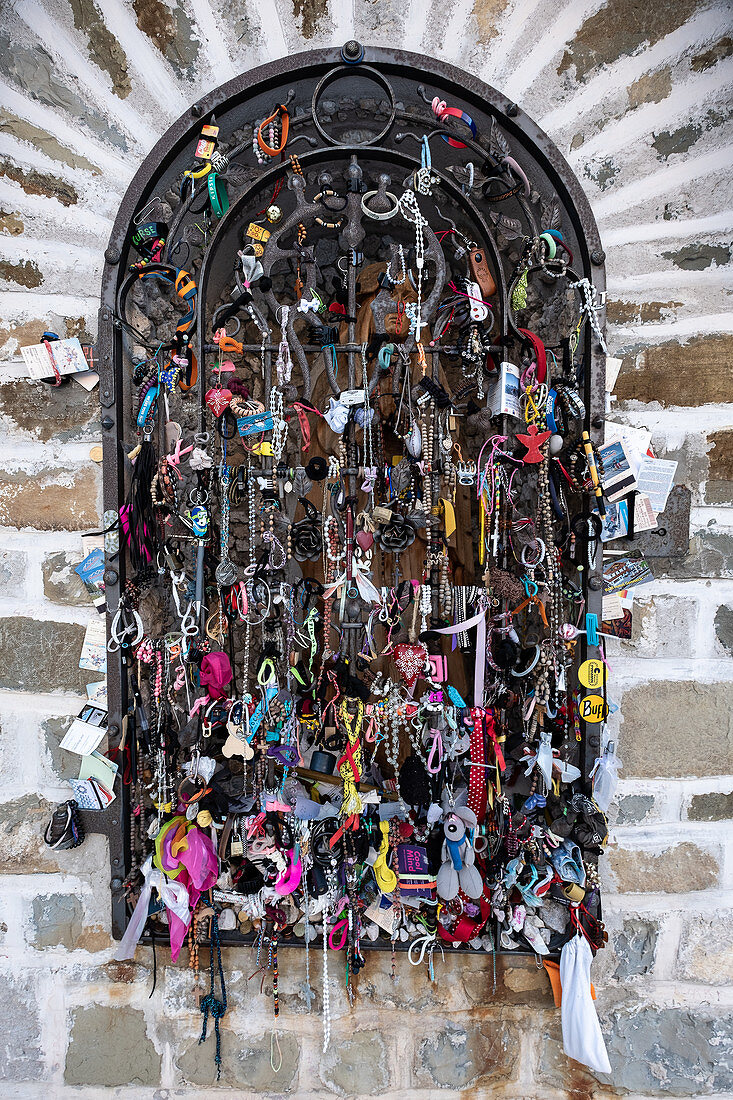 Glücksbringer befestigt am Gitter zu einem kleinem Madonna Schrein, Kapelle Pragser Wildsee, Südtirol