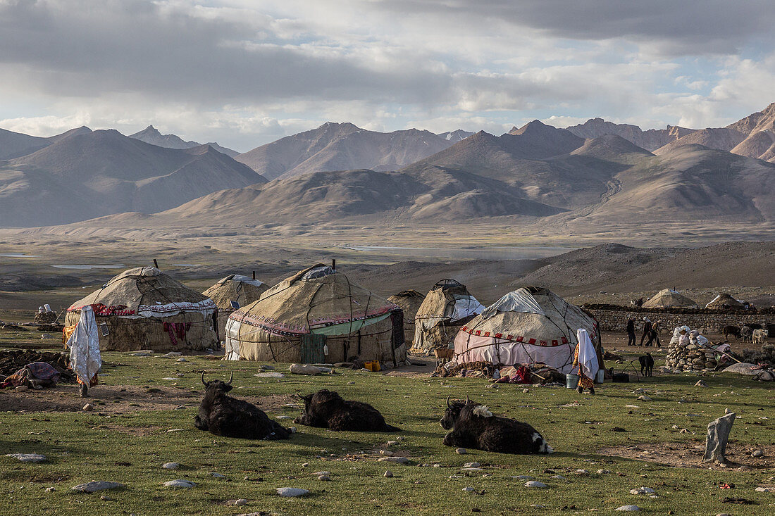 Die kirgisischen Jurtensiedlungen des afghanischen Pamir wechseln je nach Saison ihren Standort. Moqur liegt im Sommer auf über 4000 m Seehöhe. Vor allem Yaks können den harschen Wetterverhältnissen trotzen.