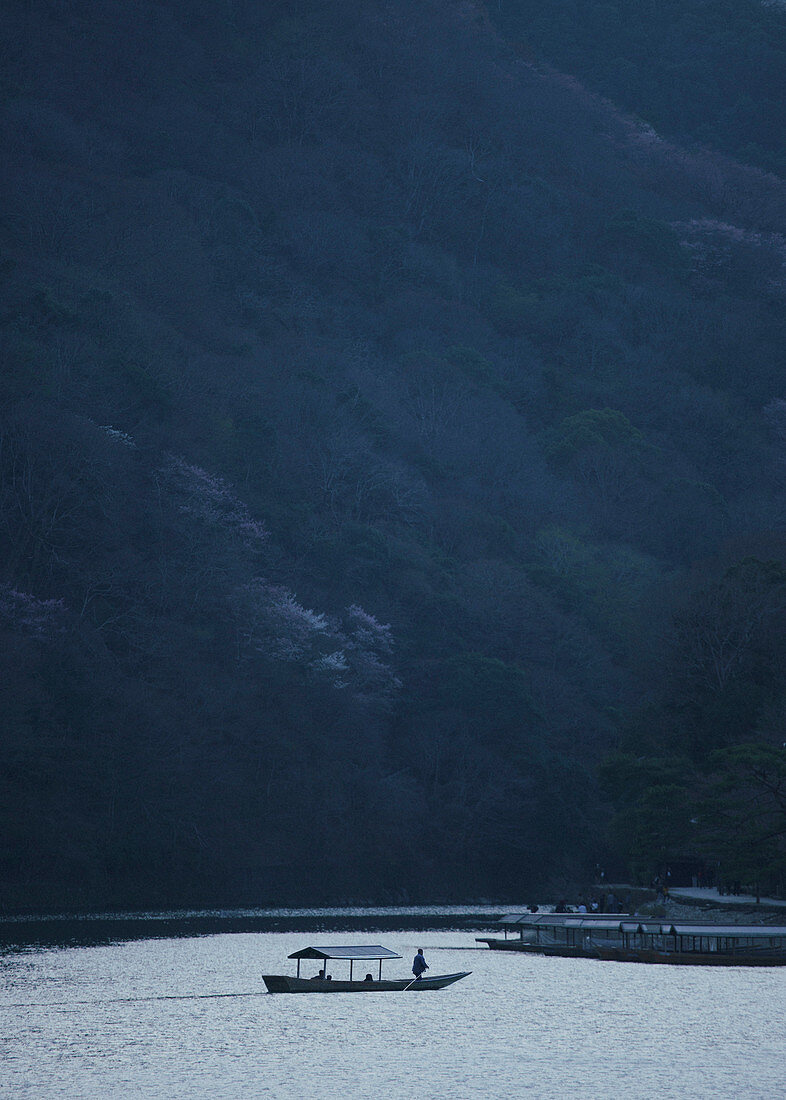 Boot auf ruhigem Fluss, Arashiyama-Park, Nakanoshima-Bereich, Kyoto, Japan