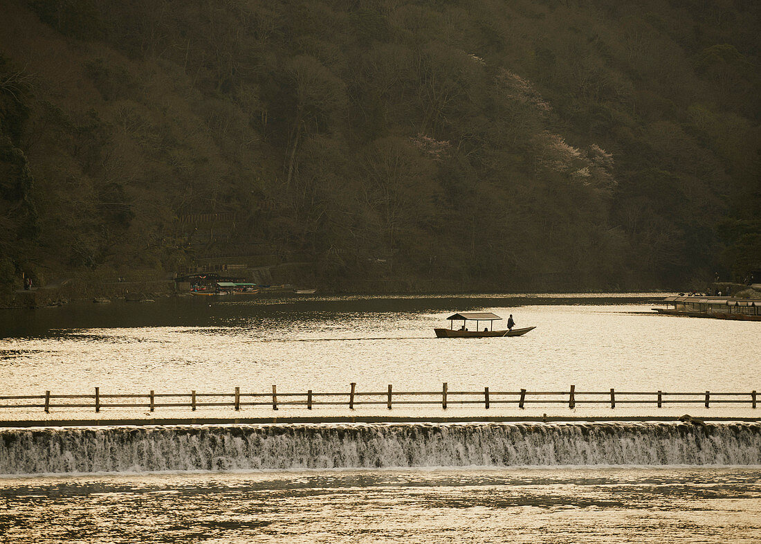 Boot auf ruhigem Fluss, Arashiyama-Park, Nakanoshima-Bereich, Kyoto, Japan