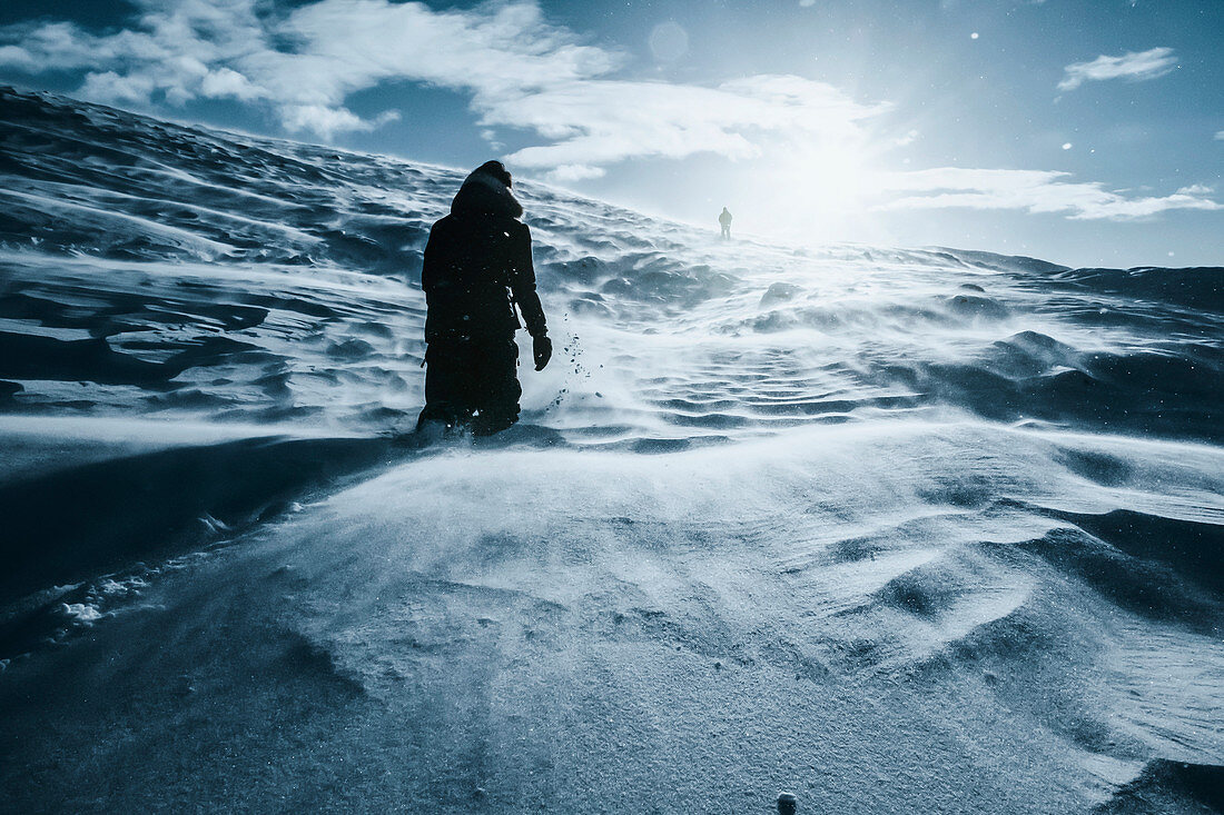 Mann in schneebedeckter Landschaft, Reykjadalur, Island
