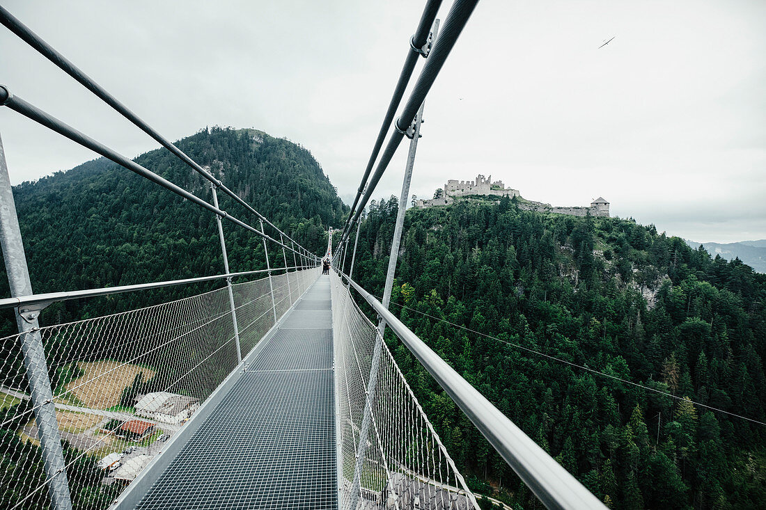 Hängebrücke Highline 179 über Baumkronen, Tirol, Österreich