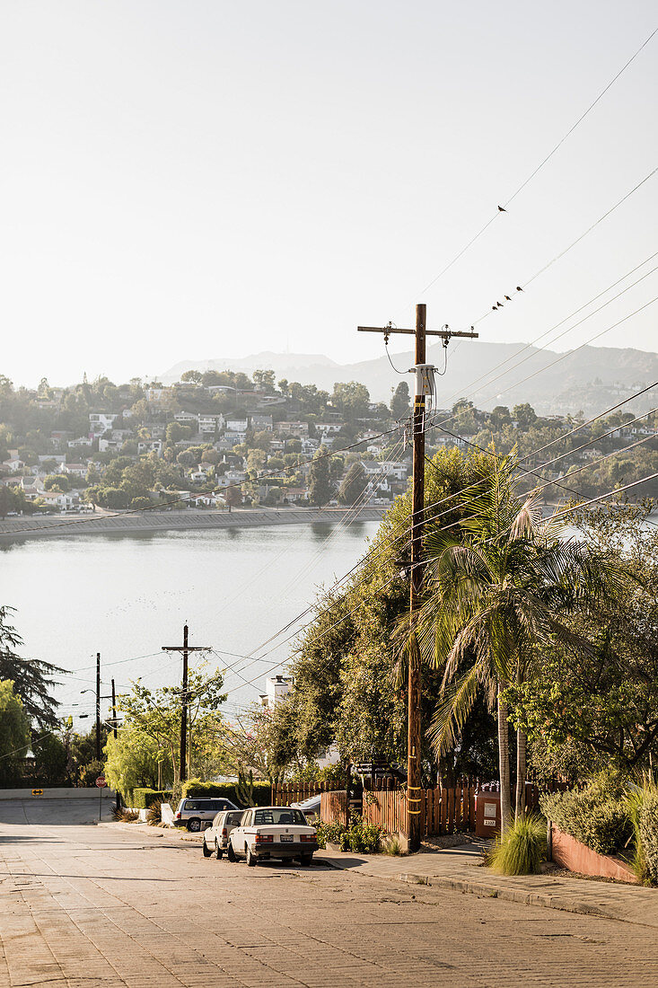 Nachbarhäuser mit sonnigem Seeblick, Los Angeles, Kalifornien, USA