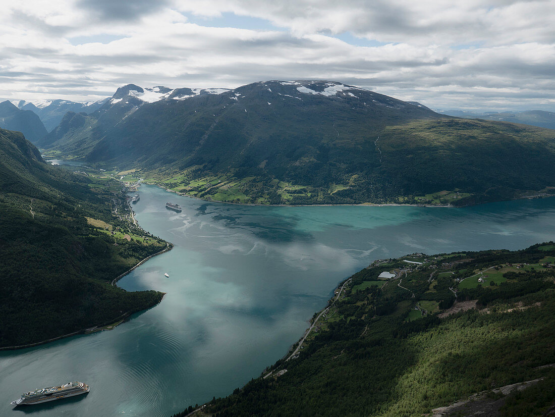 Idyllische grüne Klippen und Fjord, Olden, Norwegen