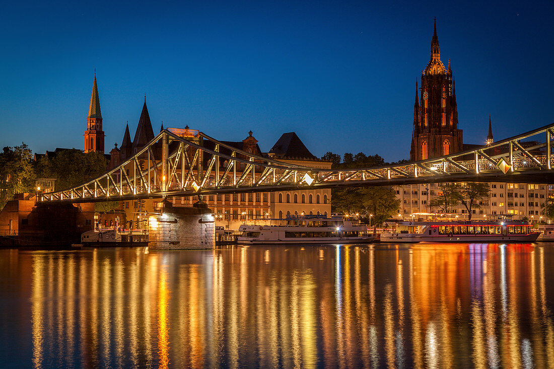 Brücke über Fluss bei Sonnenuntergang in Frankfurt, Deutschland