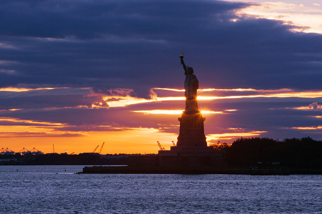 Freiheitsstatue bei Sonnenuntergang, Manhattan, New York, USA