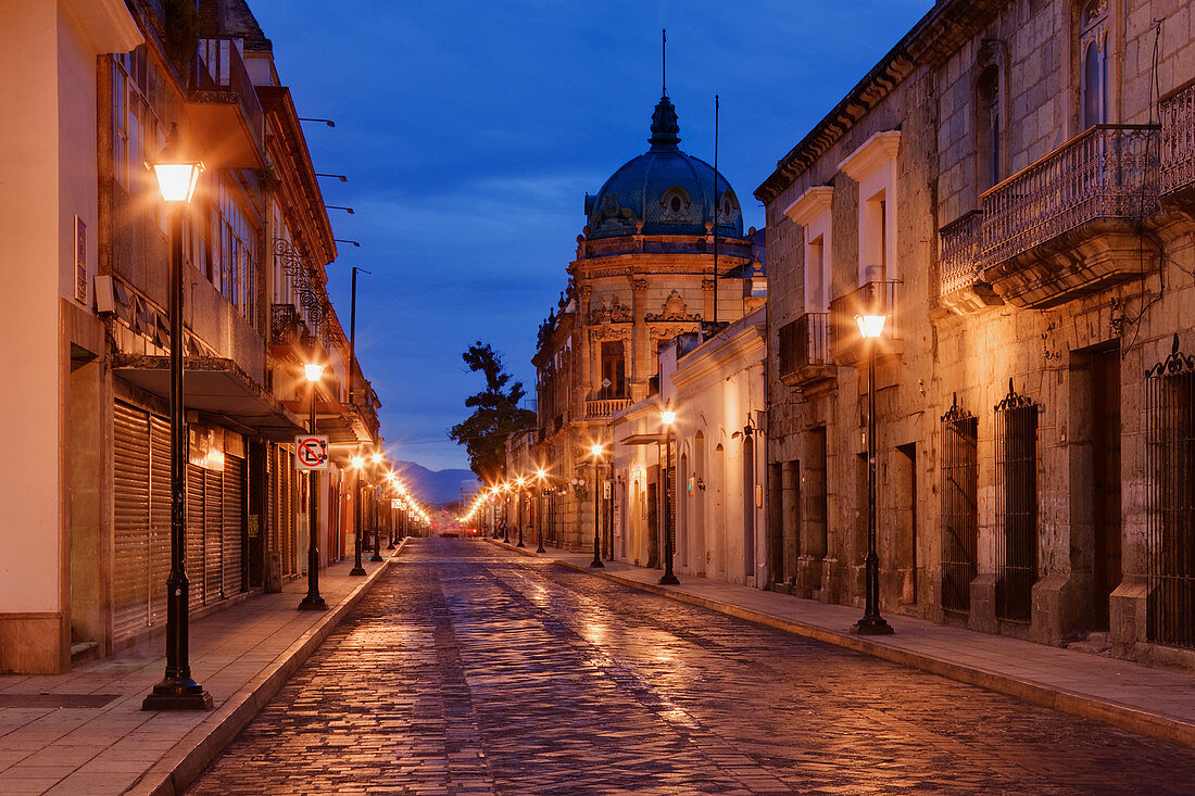 Straßenlampen auf einer leeren Straße, Oaxaca, Mexiko